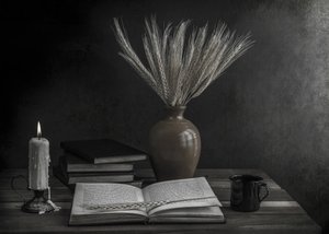 Lecture au calme à la lueur des bougies - Margareth Perfoncio