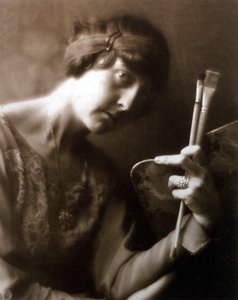 Portrait en buste de la peintre Elisabeth Chaplin. Elle tient deux pinceaux et une palette dans sa main gauche