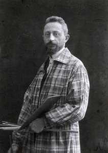 Portrait en pied du peintre Guido Spadolini. Il porte une longue blouse et tient des pinceaux et une palette dans sa main gauche, 26/11/1901