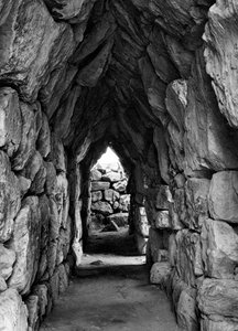 Parmi les ruines de Tirynthe, Grèce, 1937