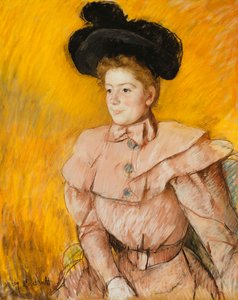 Femme au chapeau noir et costume framboise