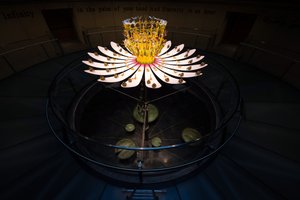 Equinox, 2021 (Acrylique, Circuit électrique, Hydraulique, Laque, Moteur, Peinture, Résine recyclée, Acier) - Mat Collishaw