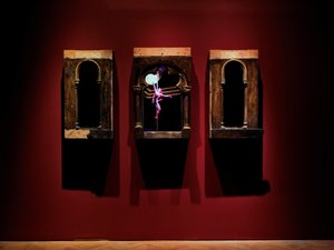 For Your Eyes Only, 2010 (bois, acier, miroir de surveillance, écrans LCD, disque dur)