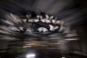Lanterne magique, 2010 (cadre en acier, tôle perforée en aluminium, résine expansée, lumières LED, moteur)