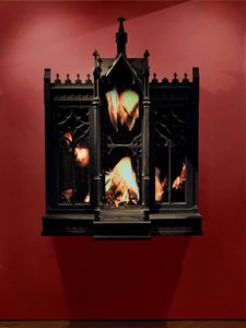 Performance, 2010 (bois, acier, miroir de surveillance, écrans LCD et disque dur) - Mat Collishaw