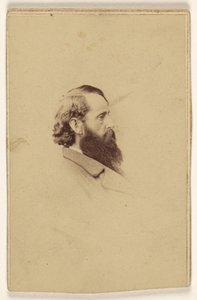 [Homme non identifié à longue barbe, de profil]