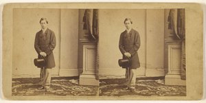 [Jeune homme non identifié, debout, tenant un haut-de-forme et une canne] - Mathew B. Brady