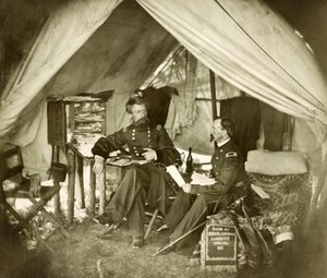 Général Jefferson C. Davis et officier assis dans une tente, pub.1861 (photo)