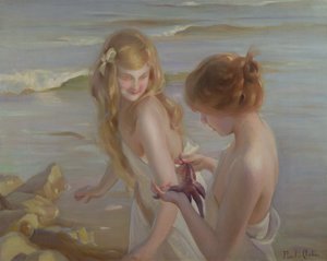 Deux filles avec une étoile de mer sur une plage
