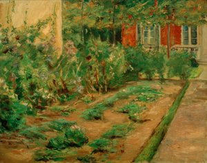 Massifs de fleurs près de la maison de jardin vers le nord-est