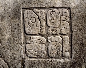 Glyphes dans la maison C, patio 2 du palais