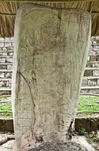 Stèle 9 représentant Ajb’alun Haab’tal Wat’ul K’atel, roi classique terminal de Seibal, Guatemala, commémorant la fin du 9ème Katun en 849 après J.-C.