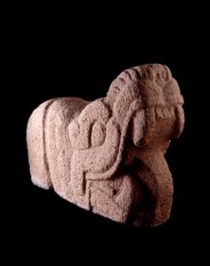 Art précolombien, civilisation maya, période classique : tenon en pierre en forme de serpent avec une bouche grande ouverte