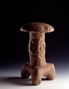 Art précolombien, civilisation maya, période classique : sculpture en pierre en forme de champignon tripode