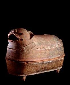 Art précolombien, civilisation maya, période classique tardive : urne funéraire tétrapode en argile avec un couvercle en forme de jaguar
