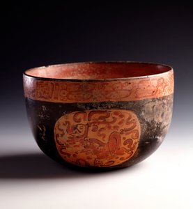 Art précolombien, civilisation maya, période classique tardive : coupe en argile polychrome décorée de glyphes. De Uaxactun, Quiché, Guatemala