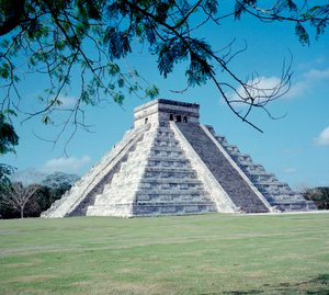 Civilisation précolombienne : vue du site de Chichen Itza dans la région du Yucatan. Civilisation maya, période classique et renaissance maya, 750-1200 après J.-C. Mexique