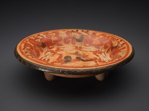 Assiette sur trépied avec Dieu N et Coatimundis, 600-900 apr. J.-C.