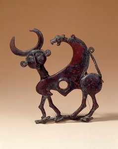 Antiquités orientales : plaque de mâchoire en bronze représentant un monstre androcephale piétinant une biche. De Luristan. 750 av. J.-C. Paris, Musée du Louvre