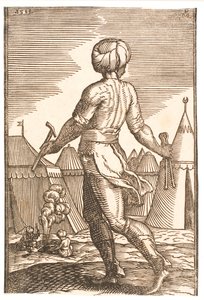 Un forgeron vu de dos dans un camp