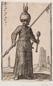 Soldat debout, vu de face; dans sa main droite, une lance avec un fanion à la pointe; dans sa main gauche, une massue; sur sa tête, un turban avec deux plumes; dans le paysage, un "phare" et quelques bâtiments en forme d