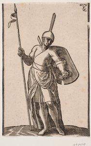 Soldat debout, vu de face; coiffure avec un sommet haut et fin; dans la main droite une lance, sur le bras gauche un bouclier vu de l