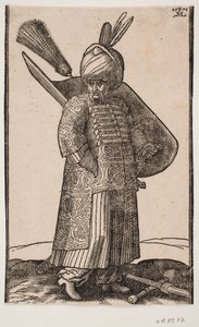 Soldat corpulent debout, avec la main droite dans la poche, tourné vers la droite; deux plumes dans le turban; épée à gauche, bouclier avec plume sur le bras gauche; massue et lance croisées sur le sol devant lui - Melchior Lorck