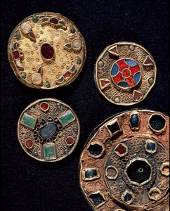 Archéologie du Moyen Âge. Art barbare de la Gaule : fibules en or et argent, style polychrome