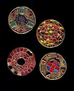 Archéologie du Moyen Âge. Art barbare de la Gaule : fibules en or et argent, style polychrome