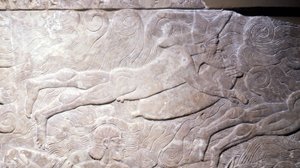 Pendant longtemps, on a cru que ce bas-relief représentait un homme respirant sous l