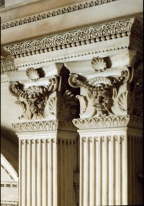 Allégorie du Jour et de la Nuit : détail des colonnes et des chapiteaux. Mausolée de Julien de Médicis. Sculpture en marbre