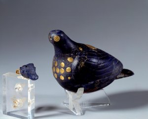 Antiquité orientale : colombe en lapis-lazuli et or. Du site de Suse. Période médio-élamite (Iran). 1200 av. J.-C. - Middle Elamite Period