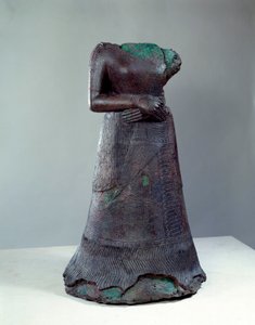 Civilisation élamite : statue en bronze de la reine Napir Asu avec inscription élamite. 1250 av. J.-C. Du site de Suse, Iran