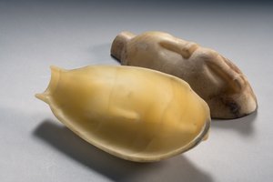 Vase en deux parties en forme de canard (albâtre)