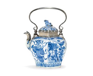 Théière et couvercle bleu et blanc (céramique et argent)