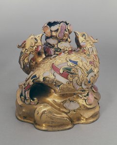 Vase à vin chinois en cuivre doré en forme de phénix sur un rocher - Ming Dynasty Chinese School