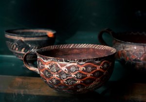 Art minoen : coupe en céramique de la période Kamares (Crète) protopalatiale (2100 à 1650 av. J.-C.), de Cnossos. Musée archéologique d