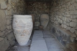 Site archéologique minoen de Phaistos. Le magasin des pithoi géants - Minoan