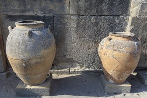 Site archéologique minoen de Phaistos. Grands pithoi (jarres de stockage), trouvés près de la cour centrale. Crète. - Minoan