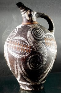 Art minoen : cruche en céramique décorée de dessins polychromes. De Phaestos. Musée archéologique, Héraklion, Crète - Minoan