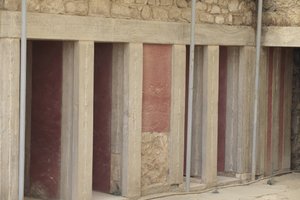 Site archéologique minoen de Knossos. Aile ouest à côté du « sanctuaire tripartite ». Salle avec deux grands réservoirs rectangulaires enfoncés dans le sol. Ils étaient remplis de vases en argile et d