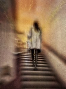 Une femme montant des escaliers flous