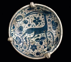 Art mudéjar : coupe en céramique bleue, décorée d
