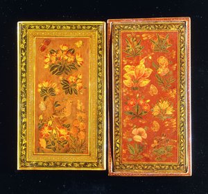 Une paire de boîtiers de miroir de la dynastie Safavide, peints avec des motifs floraux, l