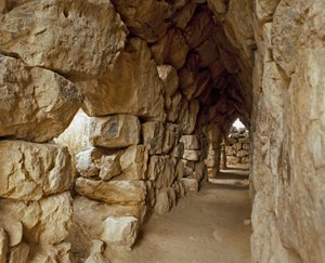 Art mycénien : passage couvert de la citadelle mycénienne, ville de Tirynthe, vers 1200 av. J.-C. Grèce