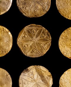 Art mycénien : disques cérémoniels en or utilisés pour décorer les vêtements de la tombe III, Mycènes. 16e siècle av. J.-C. Athènes, Musée archéologique national