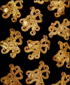 Art mycénien : petites broches en or en forme de pieuvre