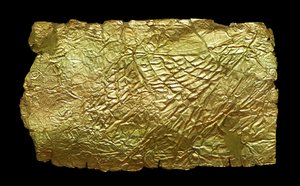 Couverture en or pour plaque en forme de vase en verre