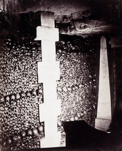 Les ossuaires des catacombes de Paris. Près de la source de Léthé ou Oubli