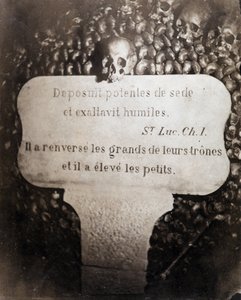 Les ossuaires des catacombes de Paris. Pierre portant une citation du chapitre 1 de l